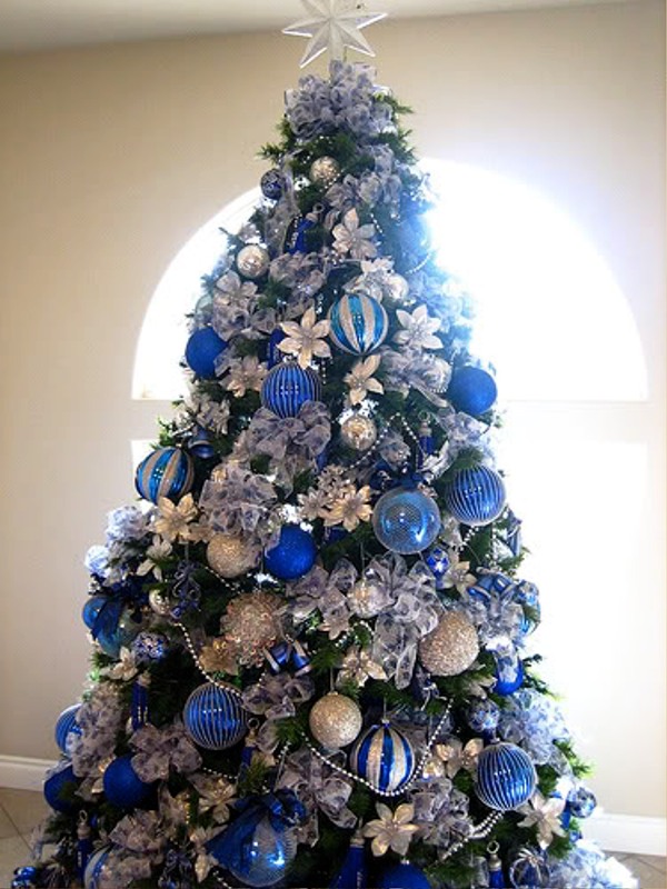 lue-and-white-decorated-christmas-tree