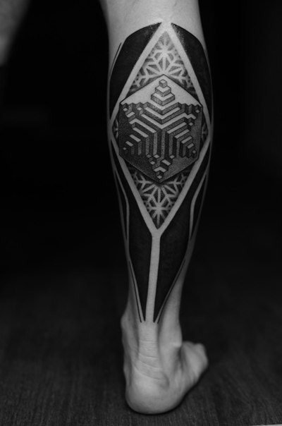 abstract-geometric-black-tattoo-leg