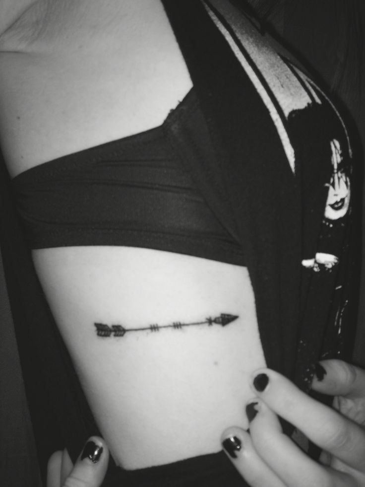 arrow-tattoo-on-rib-cage