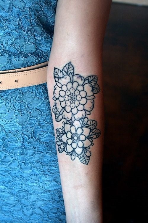 beautiful-woman-arm-flower-tattoos