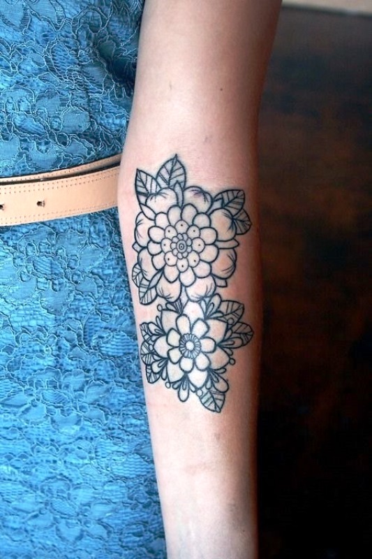 beautiful-woman-arm-flower-tattoos