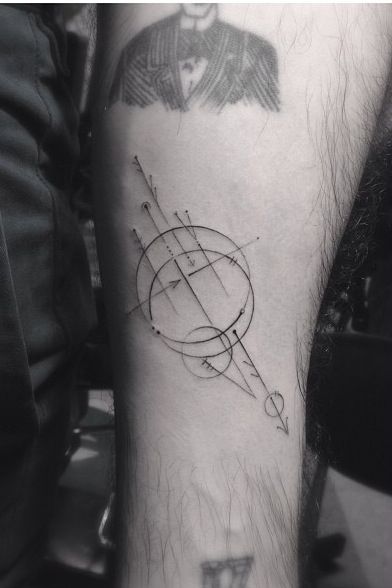 circle-geometric-arrow-tattoo