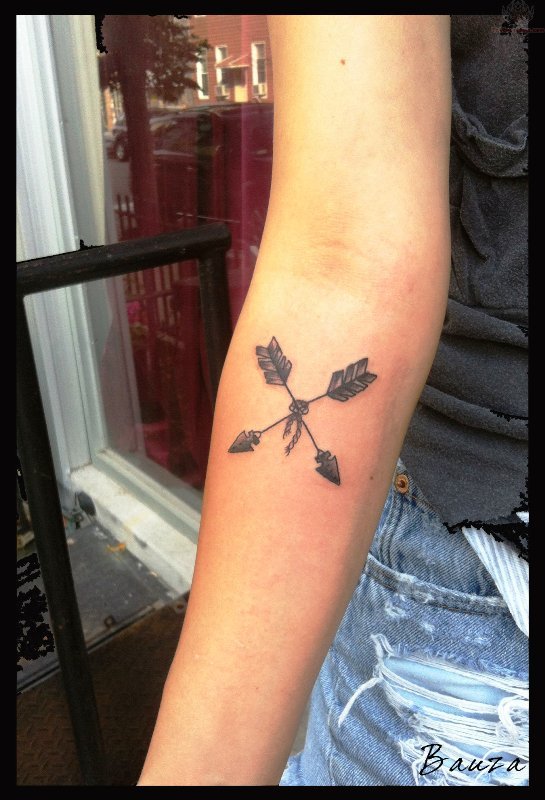 crossed-arrow-tattoo