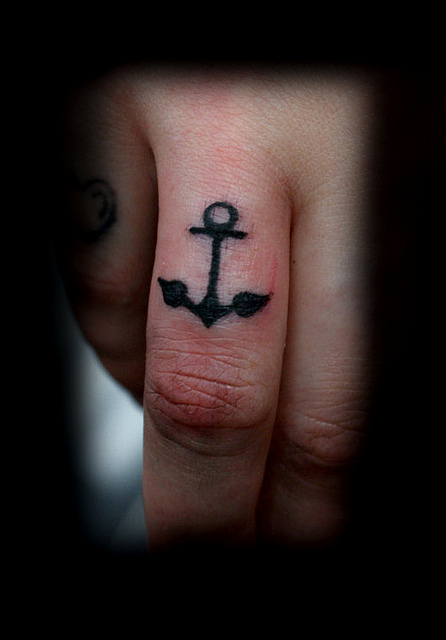 cute-anchor-tattoo-on-finger