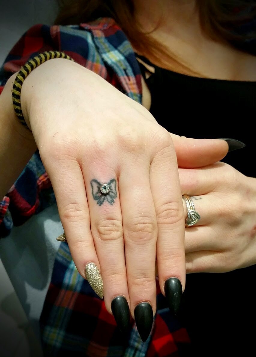 cute-finger-tattoo-bow-design