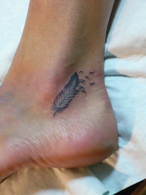 cute-small-feather-tattoo