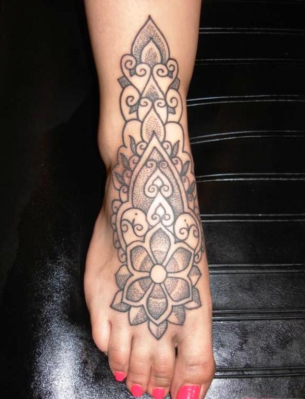 feminine-tattoos-on-feet