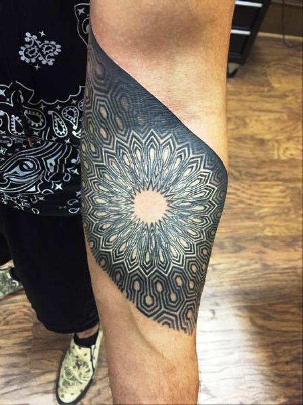 geometric-circle-tattoo-fine-ideas