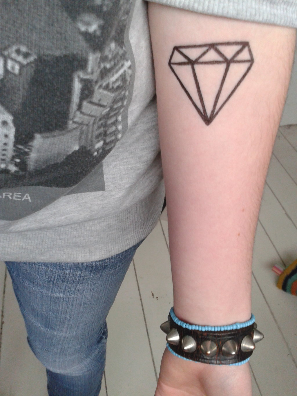 geometric-diamond-outline-tattoo