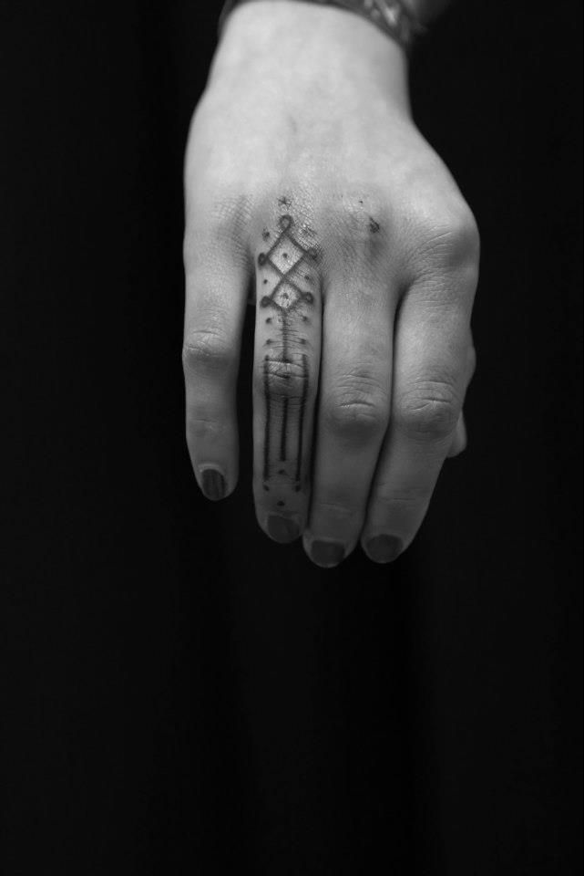 geometric-finger-tattoo