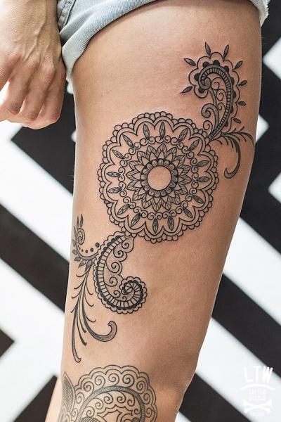 geometric-flower-tattoo-thigh