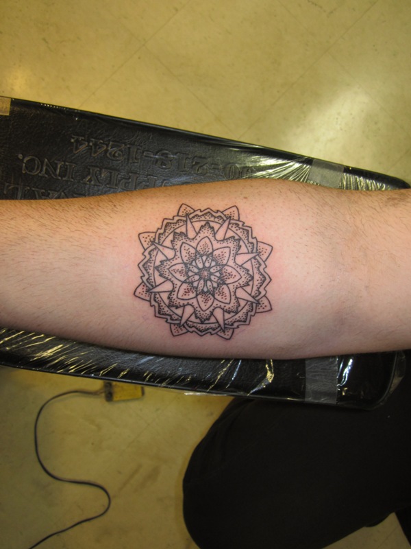 geometric-stipple-tattoo