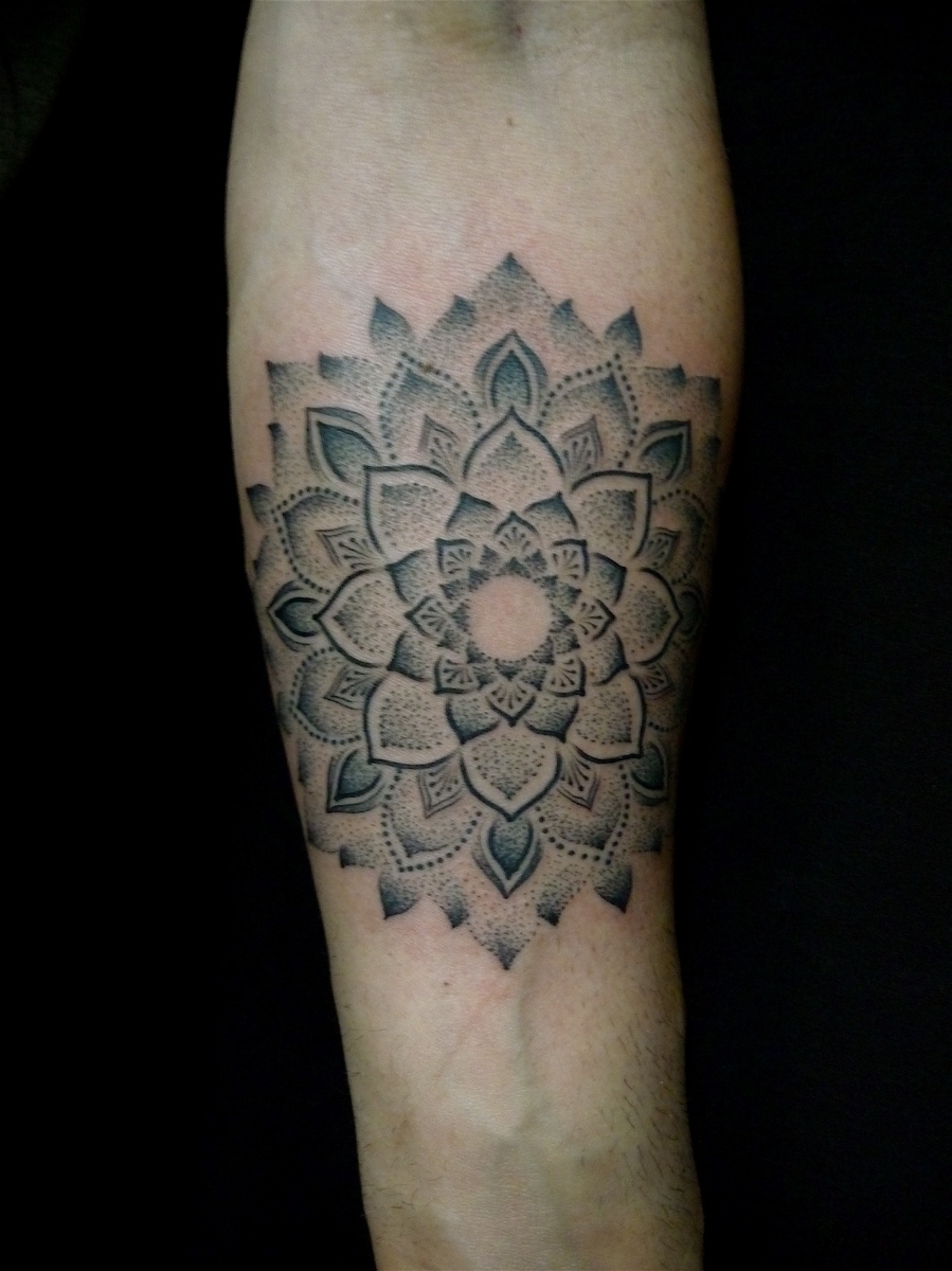geometric-wolf-tattoo-design-fine-ideas