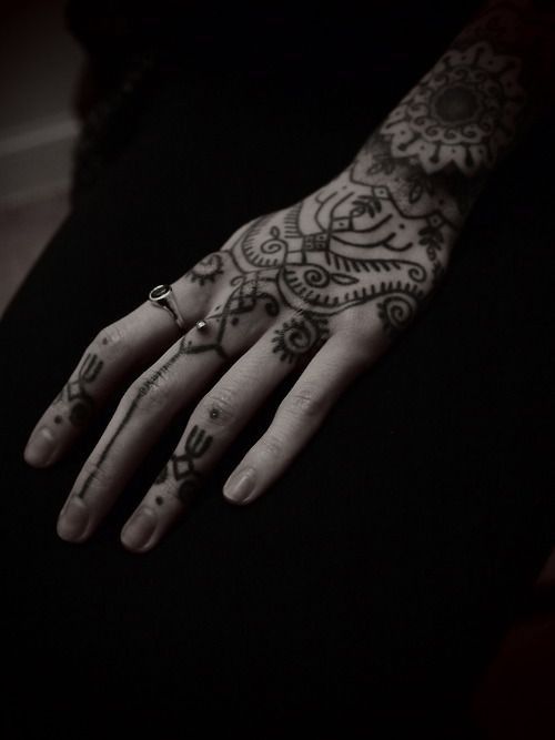 hannah-snowdon-hand-tattoos