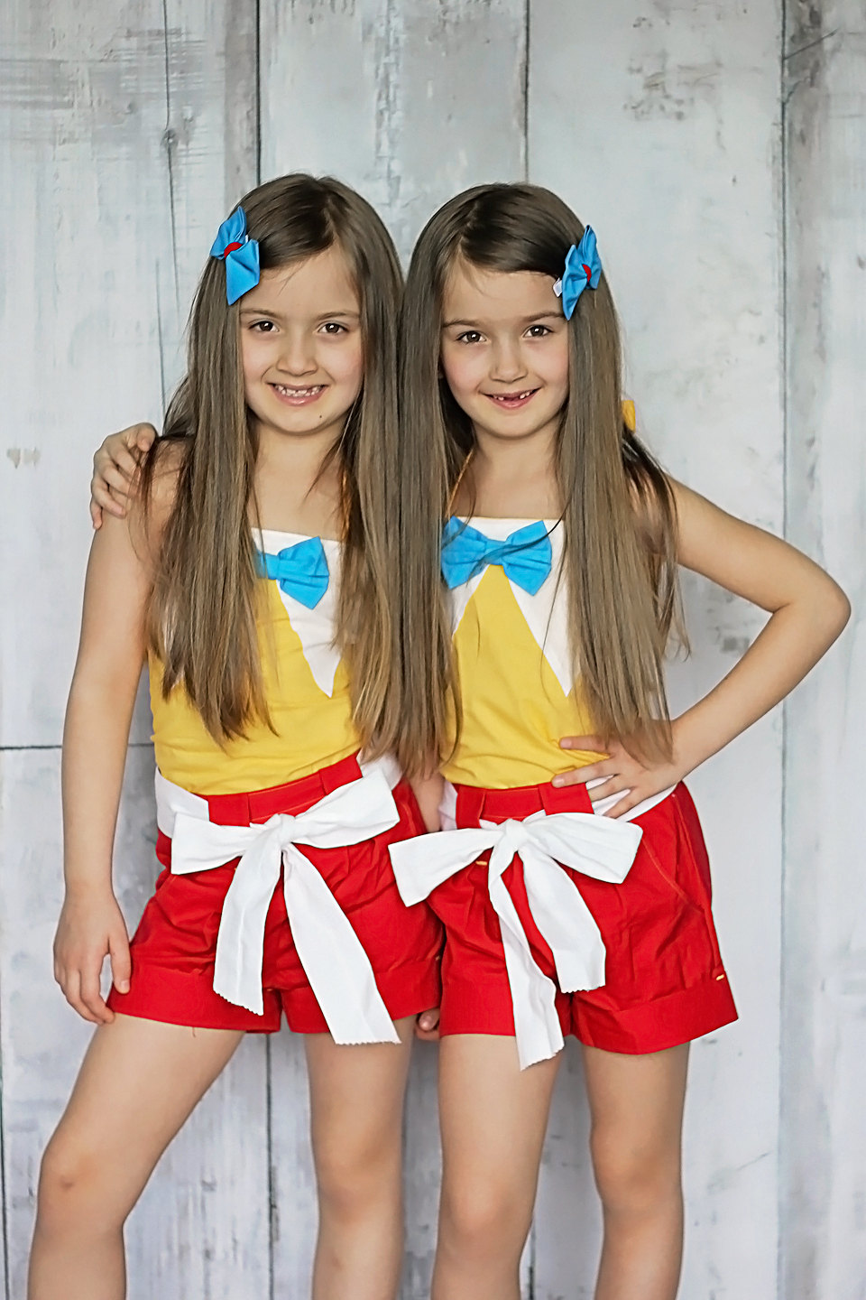 30 Halloween Costumes For Twins That Will Win You Over ...