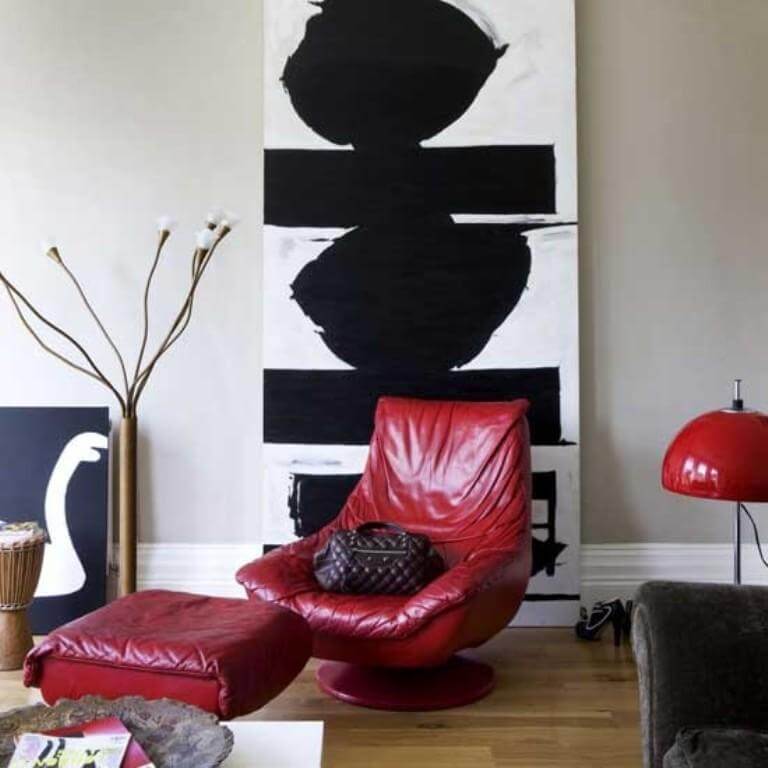 A contemporary living room with an imposing work of art (1)